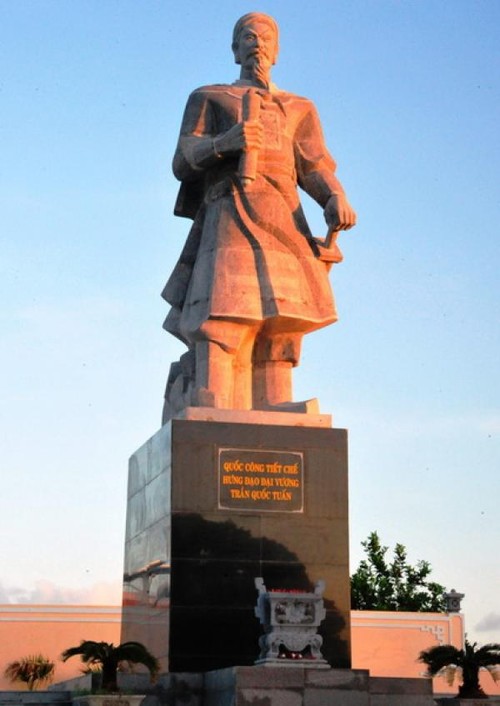 Inauguration d’un monument au héros national Tran Quoc Tuan à Truong Sa - ảnh 1